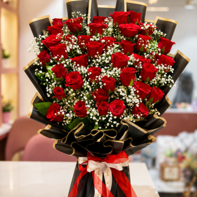 Luxury Red Rose Bouquet with Baby’s Breath – Black & Gold Wrapping